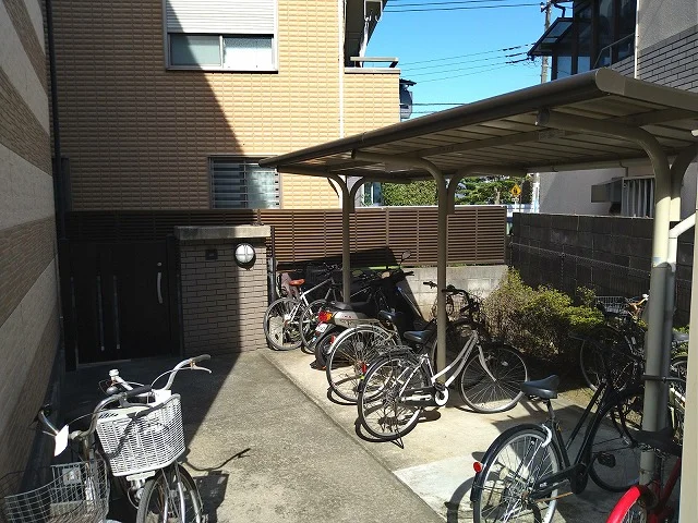 自転車置場。裏側にもオートロックゲート設置