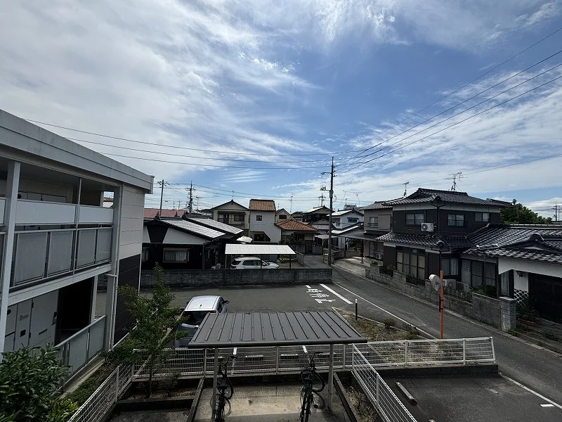 敷地内２台場外駐車場５台有り