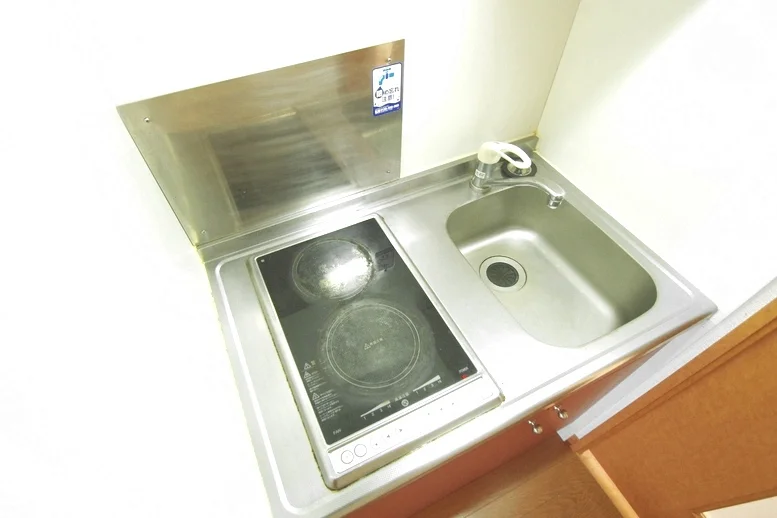 電気コンロ付きのキッチン。お掃除楽々！