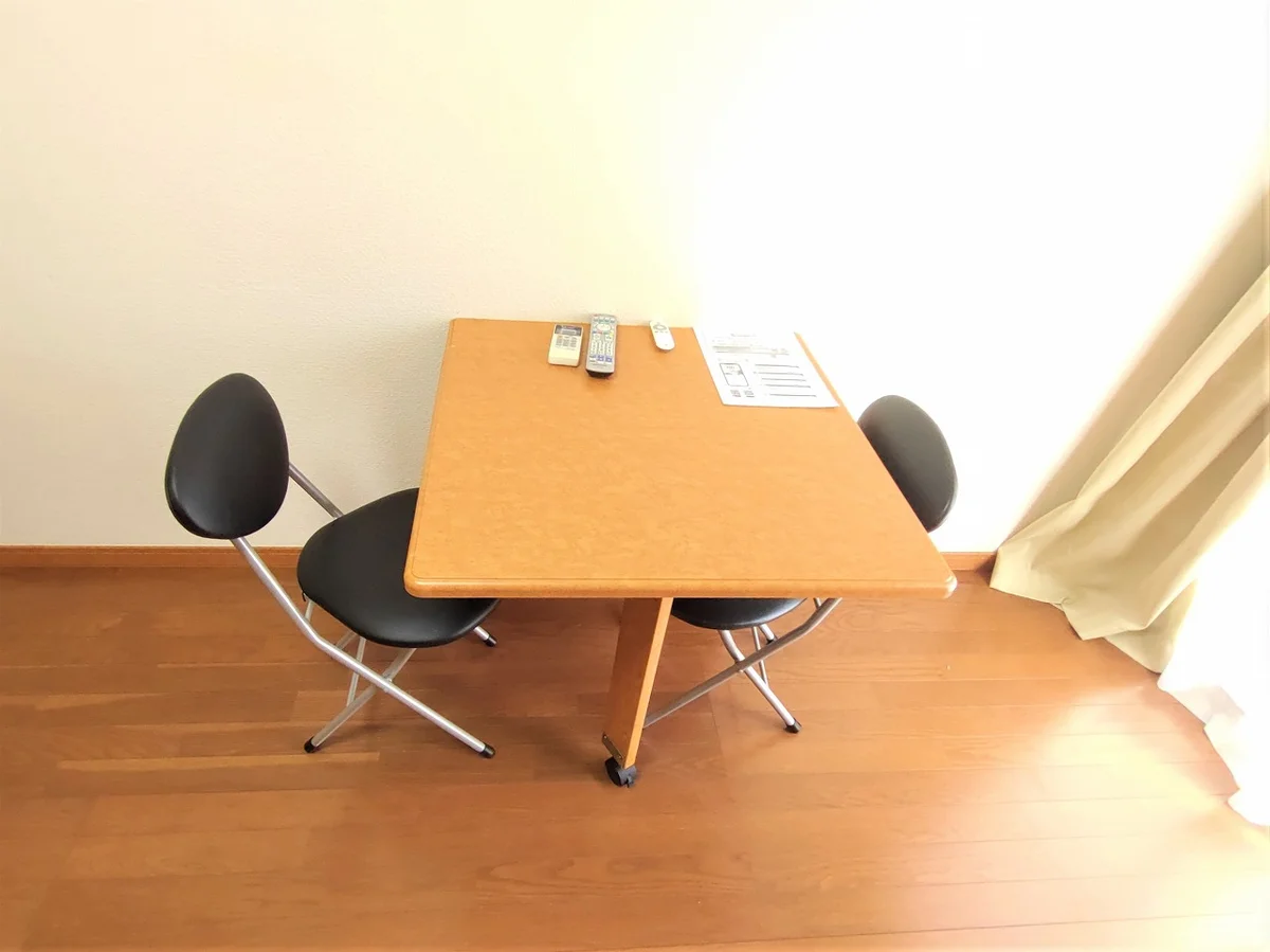 2人掛け椅子とテーブル