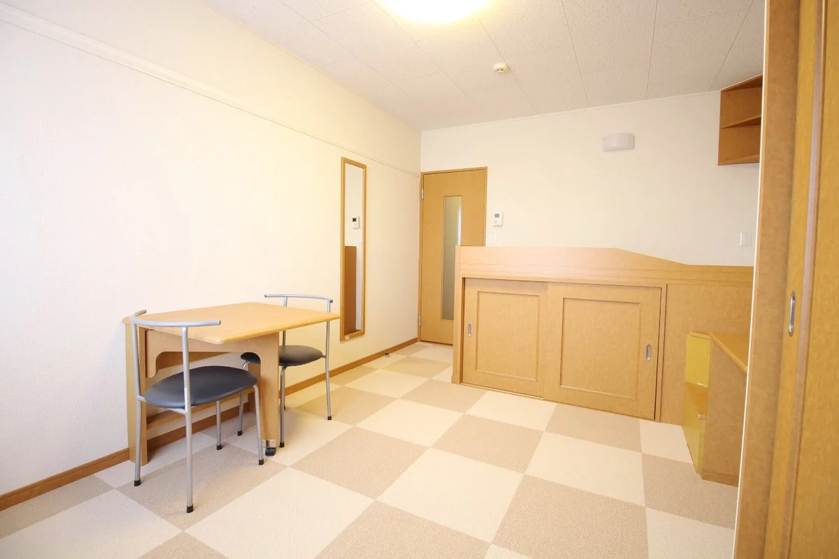 ベッド、テーブル、椅子などの家具を完備♪