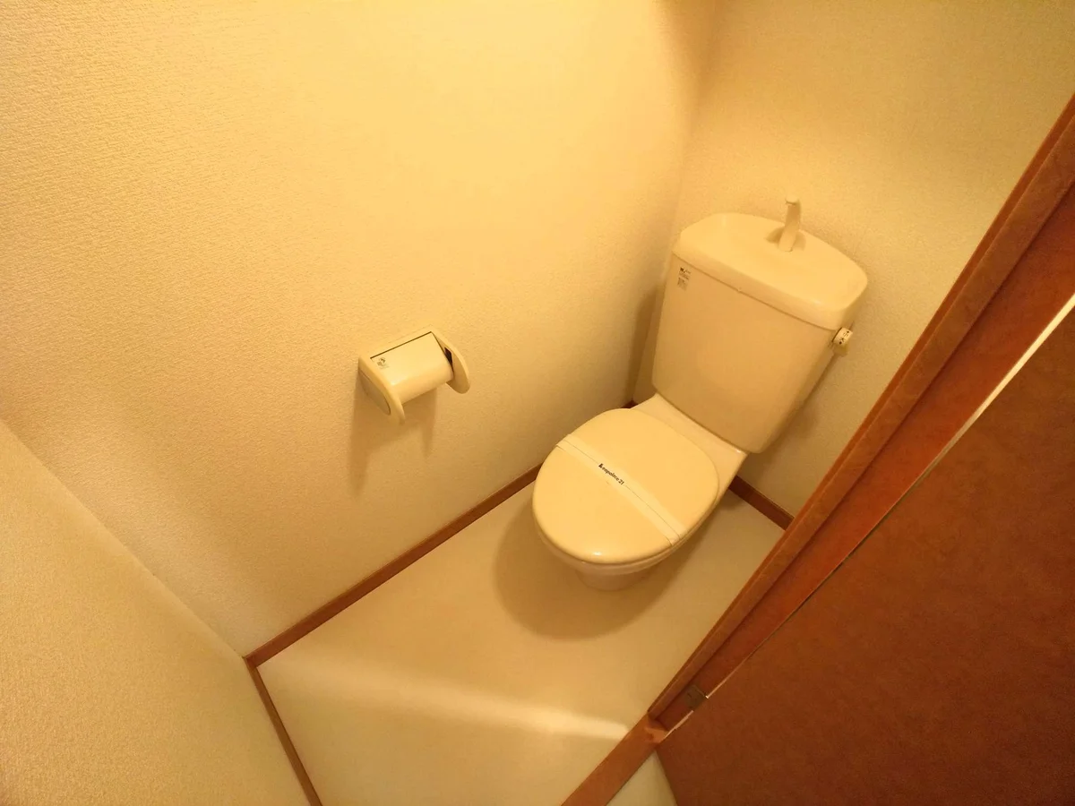 明るく清潔感のあるトイレ