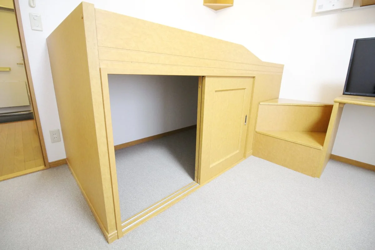 ベッドの下は大型収納になっています