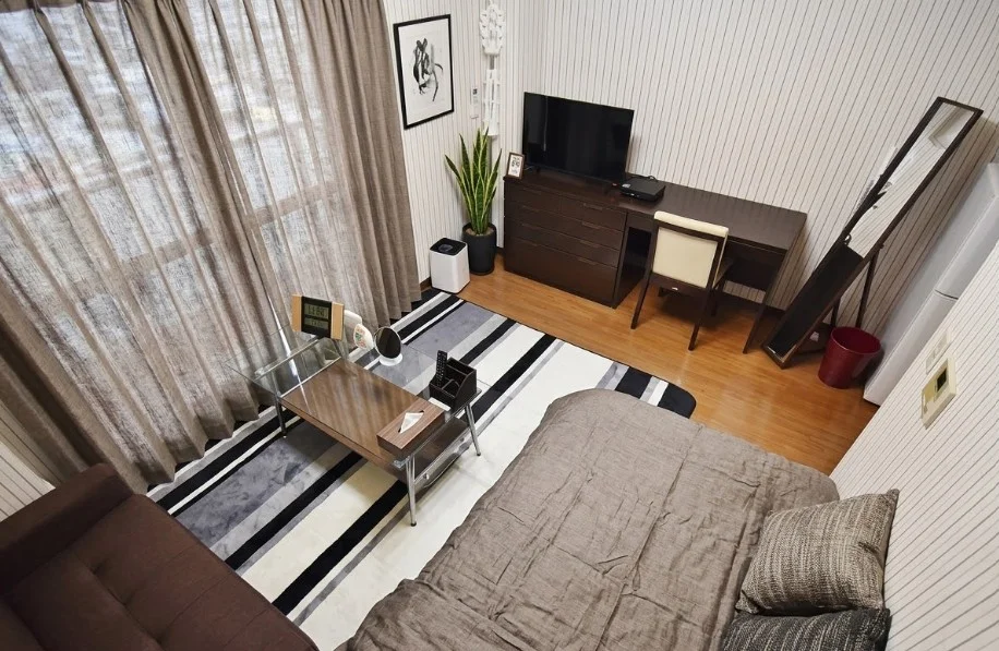 【香川丸亀駅前ウィークリーマンション室内画像】香川丸亀駅前マンスリーマンションでは、ご利用する方にしっかりした生活を保障します。圧倒的な物件数、品質で対応します♪※植木と額とクッションなどの装飾は写真用です。