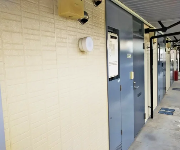 共用部分は清掃業者が清掃しております。