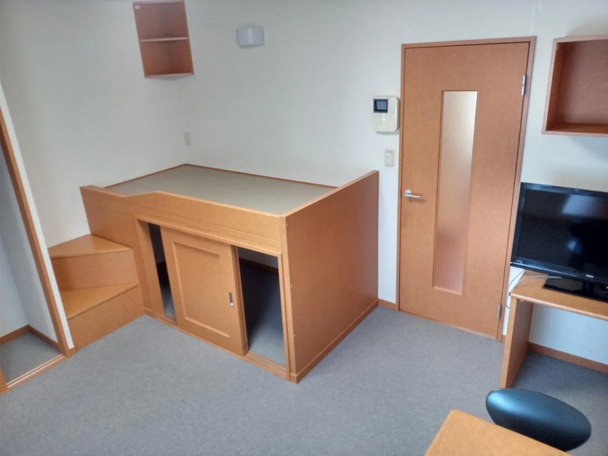 下部収納付きの造付ベッドがあります