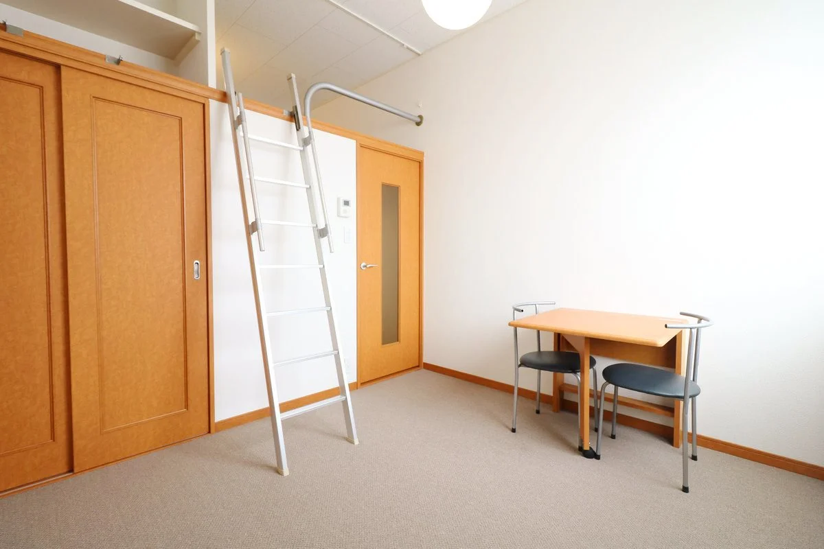 ロフトタイプは天井が高く開放的な窓から日が差し込みます！