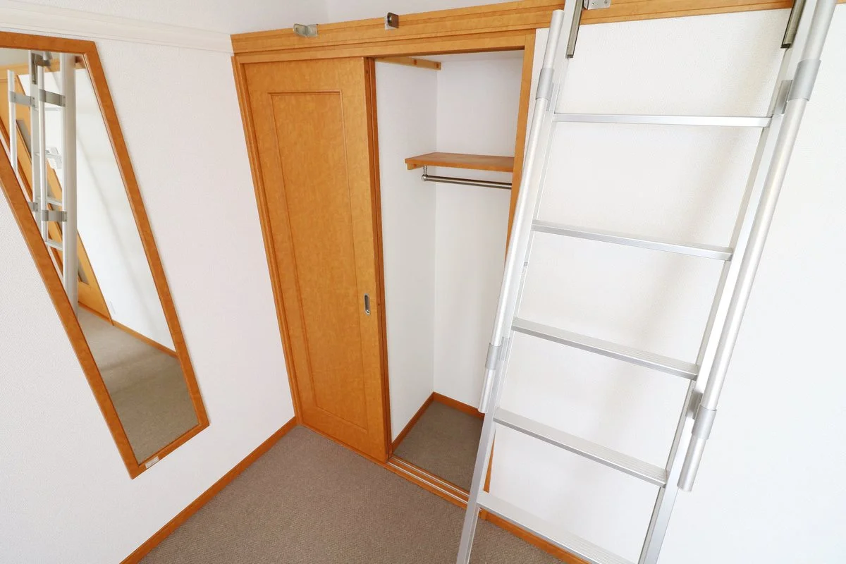 ハシゴを付け替えればクローゼットの上も収納活用が可能！