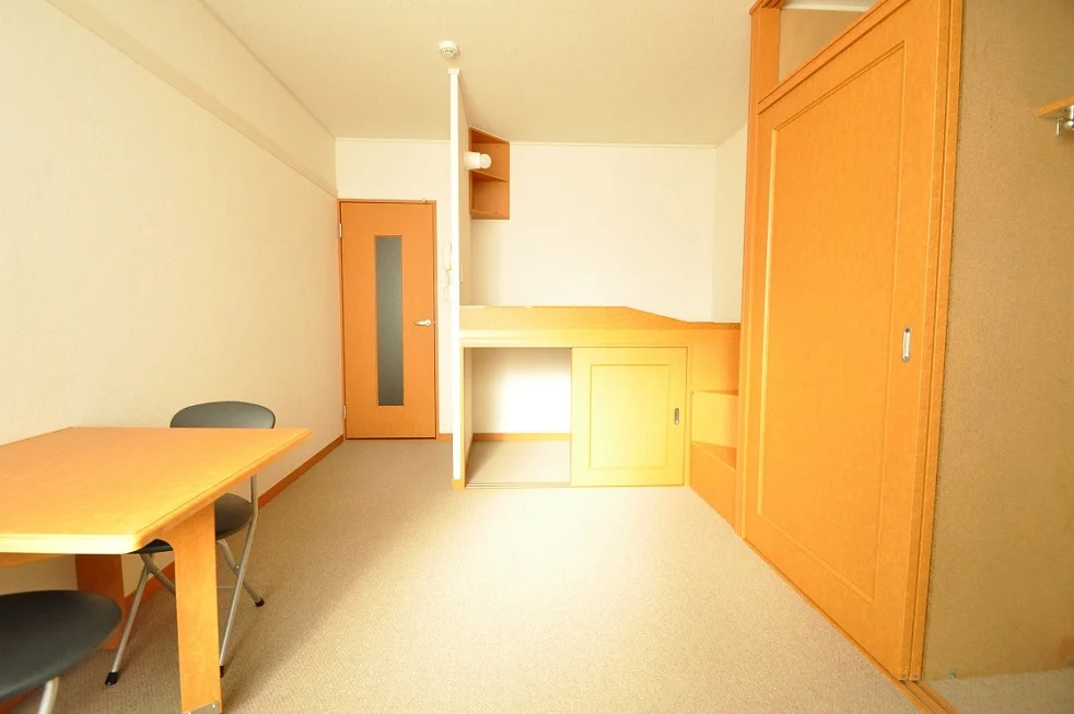 ベッド、テレビ台、テーブルも備え付けなので引越も楽!