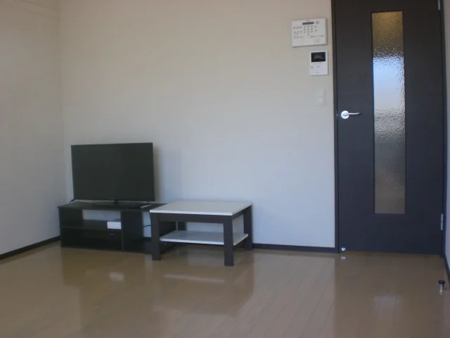 テレビ、机など