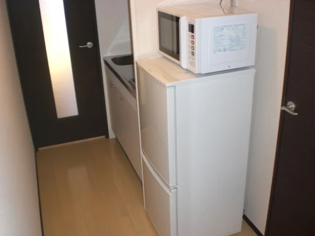 玄関からキッチン、居室に向かって