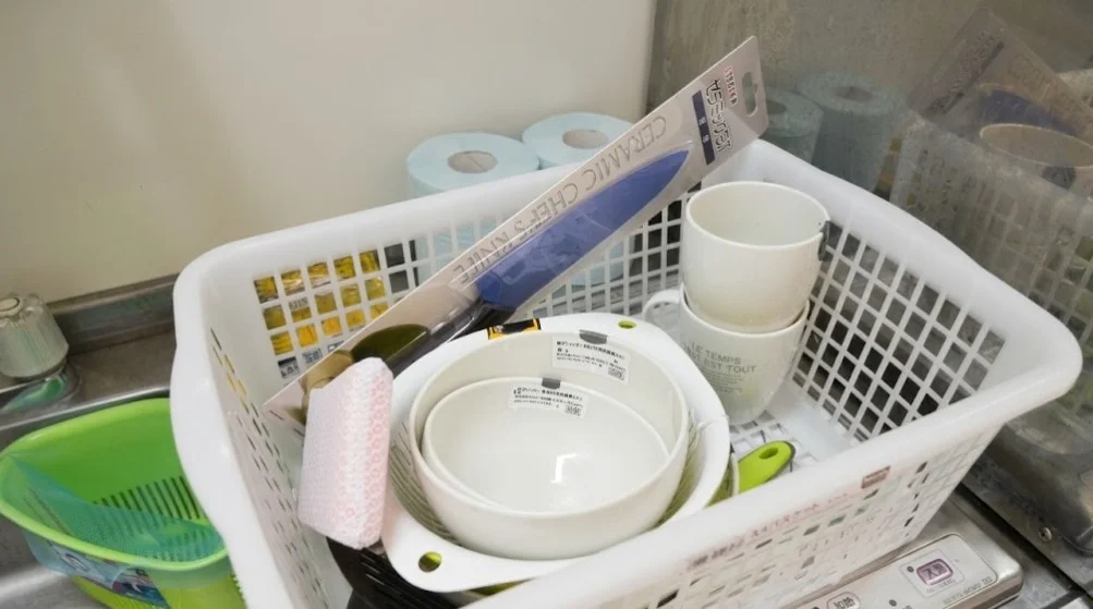 炊飯器や冷蔵庫、包丁やフライ返し、お玉、まな板などの調理器具や茶わんやお椀など食器、お箸、スプーン、フォーク、サランラップや岡山市指定のゴミ袋まで完備です♪食器用洗剤やスポンジ、洗濯機、洗濯用洗剤まで完備しております♪