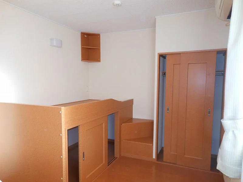 ベット下は収納スペースとなります。