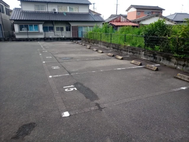 敷地内駐車場　空車状況はお問合せ下さい。