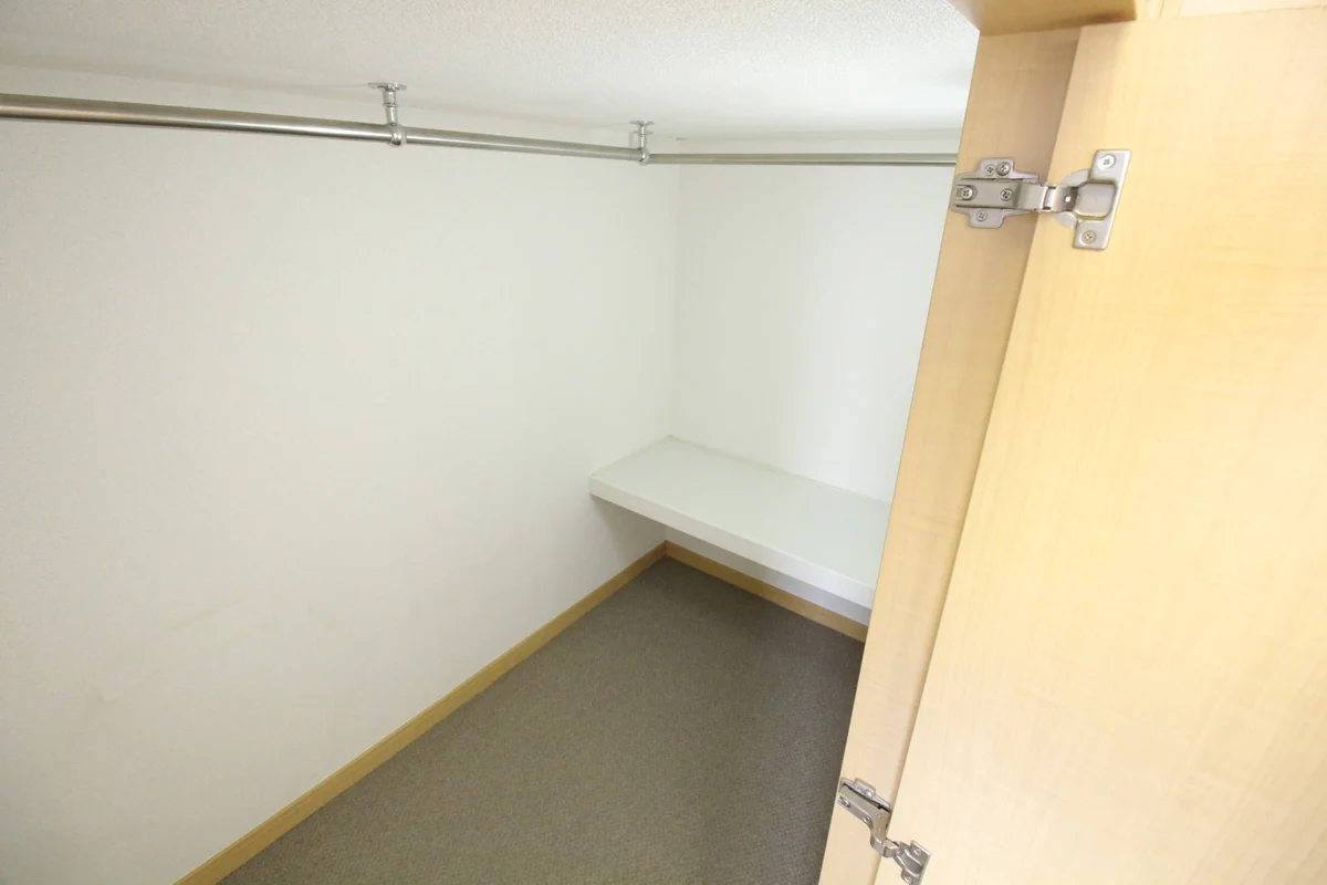 ベッド下のスペースがウォークインクローゼットになっています☆