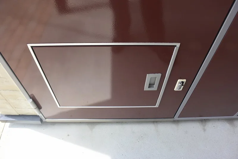 玄関には宅配ボックスあり。