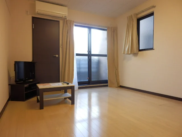 ベランダに繋がる大きな窓があります！