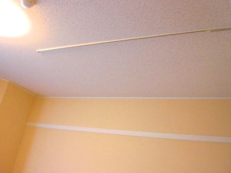 カーテンレールが付いているので居室内で仕切ることも可能です。