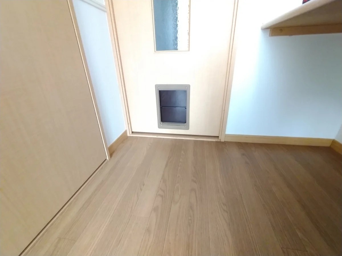 居室扉　ペット通り抜け様窓