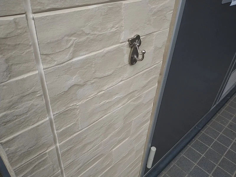 玄関扉側共用廊下　ペットリード用フック