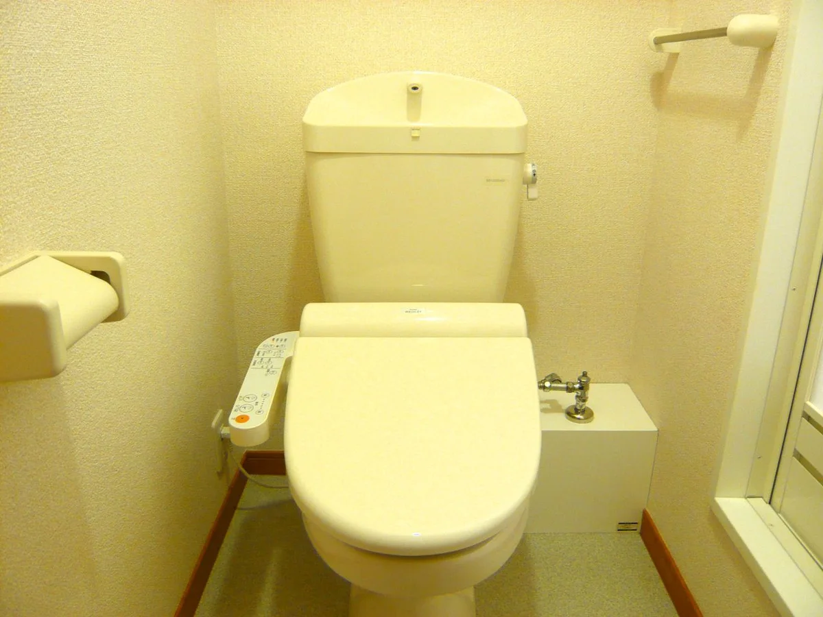 トイレには快適な温水洗浄便座付