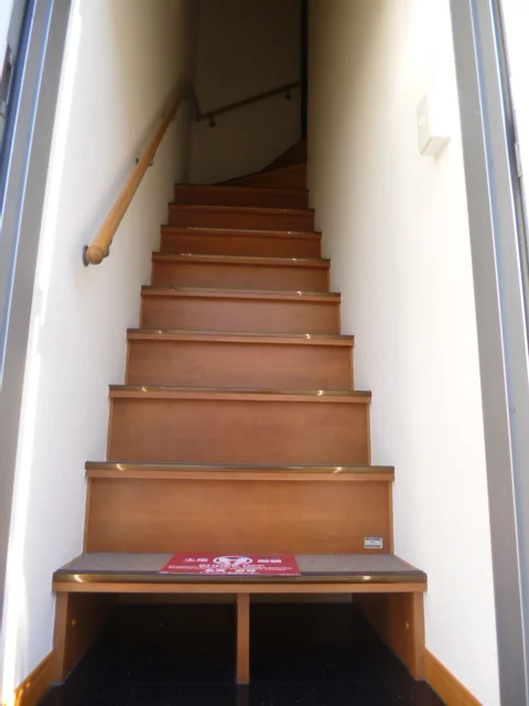 お部屋に繋がる階段です