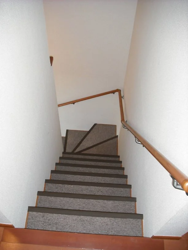 １階玄関への階段