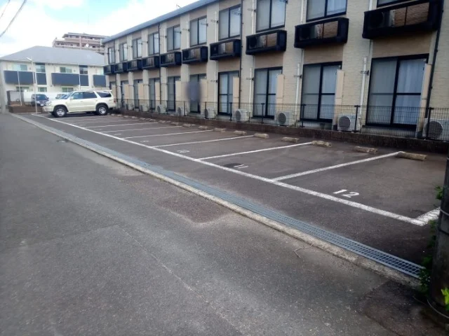 敷地内駐車場　空車状況はお問合せ下さい。