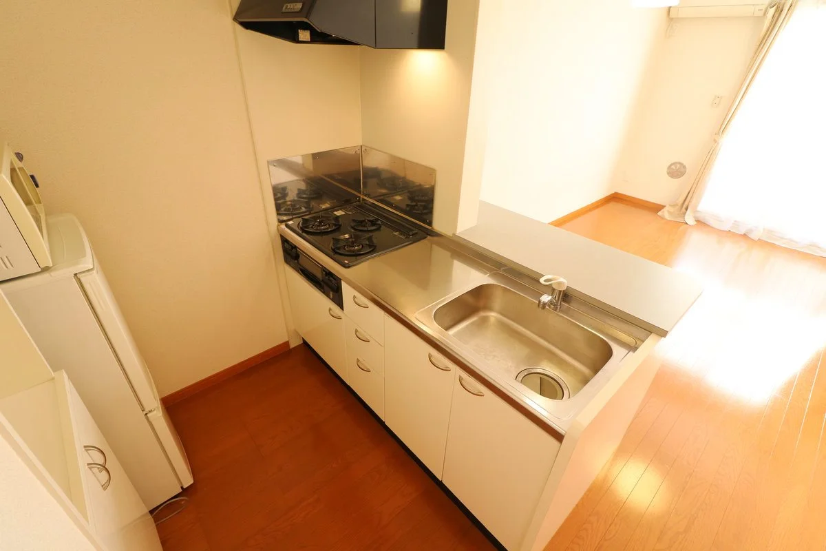 ３口ガスコンロ＋グリル付システムキッチンを完備