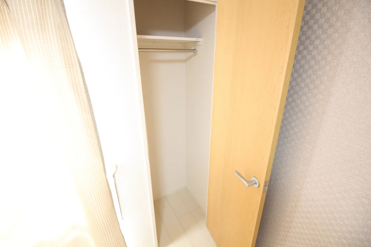 居室内にクローゼットも有ります。