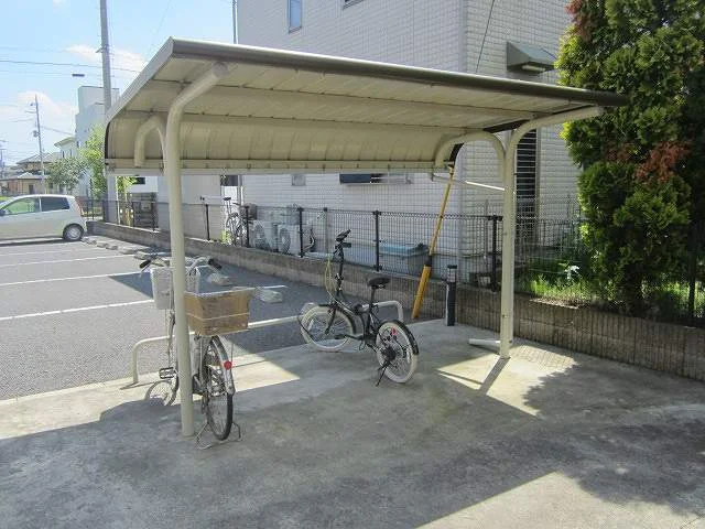 屋根付き駐輪場です。