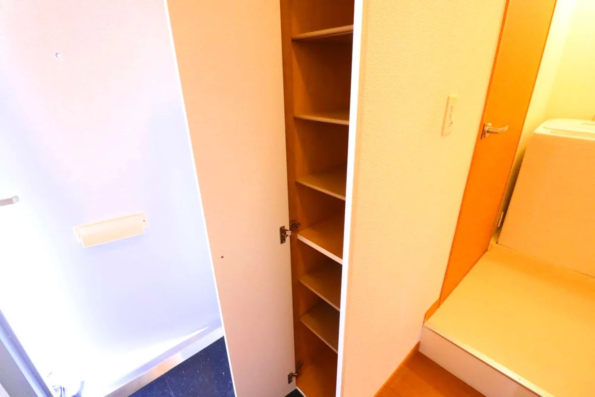 玄関横の収納で片付いた玄関をキープできます