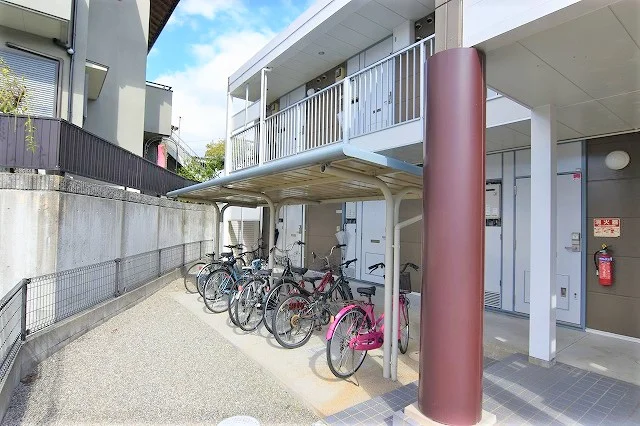 屋根付き駐輪場（※無料）