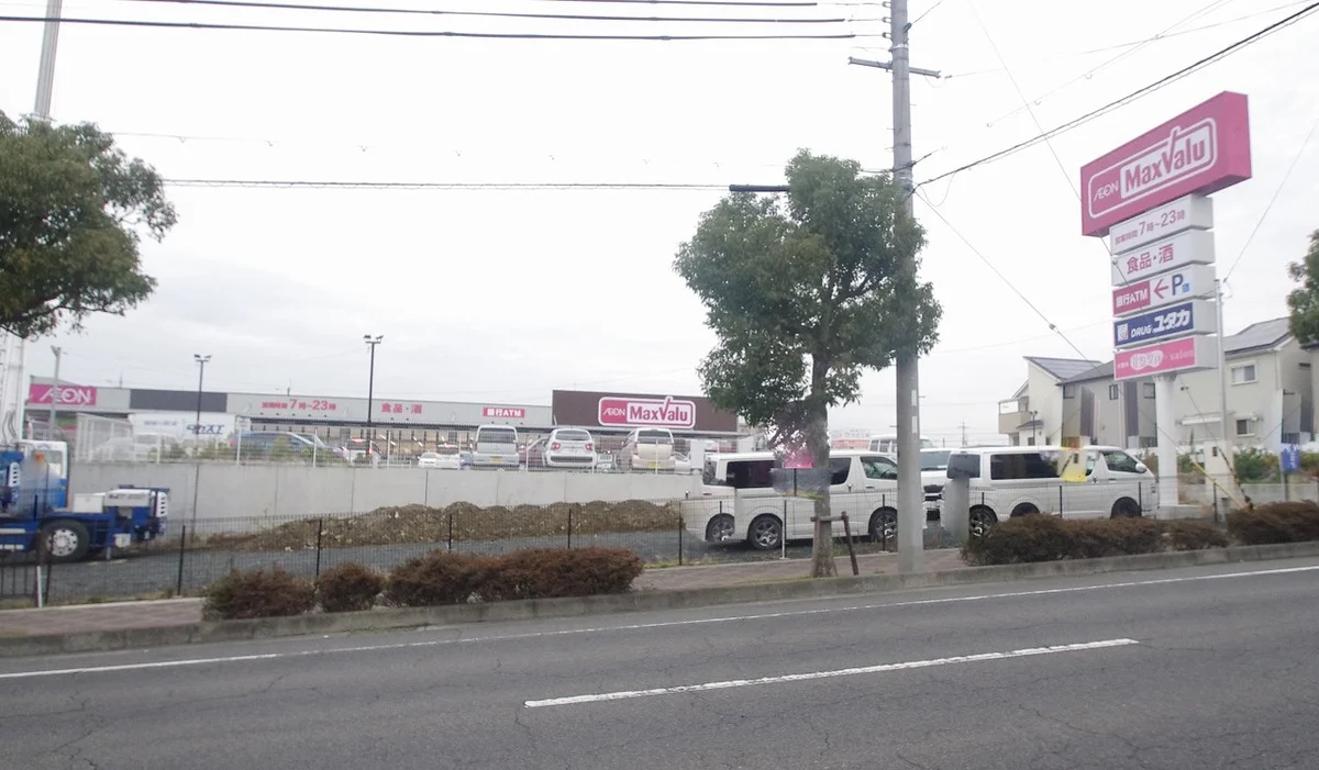 徒歩約3分圏内にスーパー・ドラッグストア有