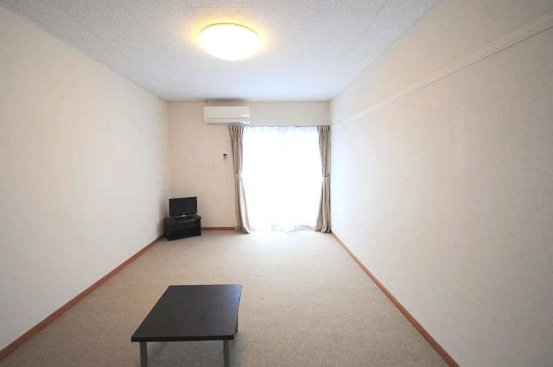 １階はフローリング、２階以上はカーペットになります。