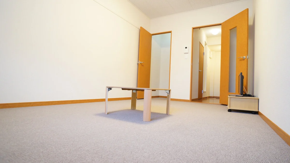 このお部屋の実際の床はフローリングになります。
