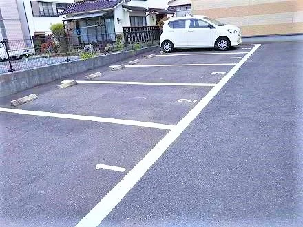 敷地内駐車場　空車状況はお問合せ下さい。