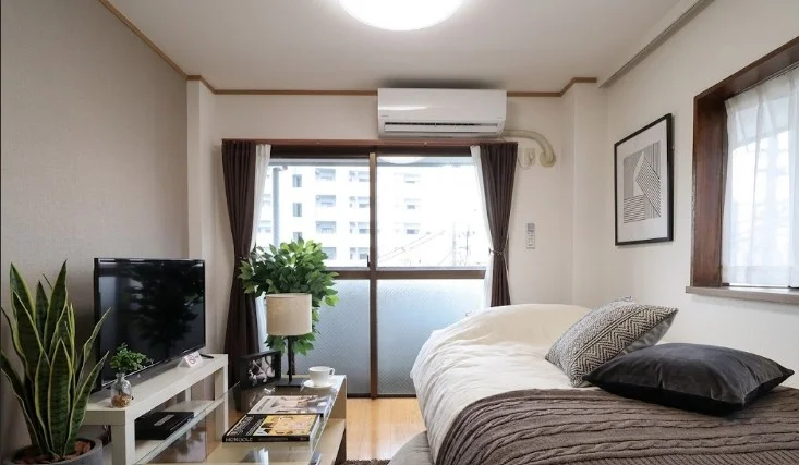 出窓がある1Kタイプのお部屋です。 窓が多く日当たりの良いお部屋で 一人暮らしに必要な家具家電を取り揃えた ホテルより割安な物件!※植木と額とクッションなどは写真用です。