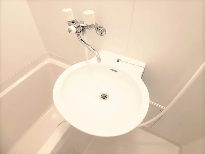 白を基調とした清潔な洗面台