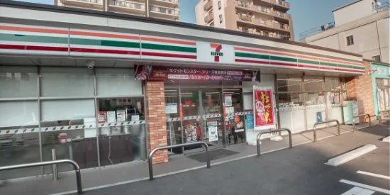 車で8分