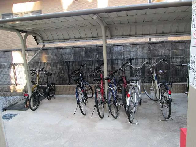 屋根付き駐輪場です。