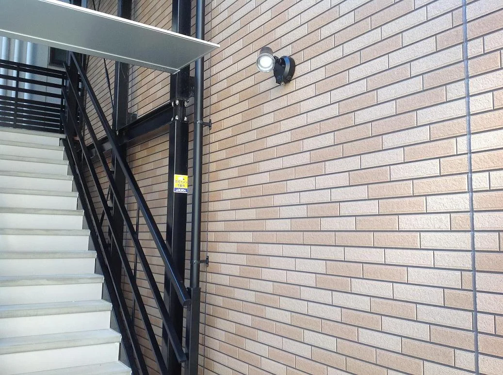 階段には人観センサーライト完備