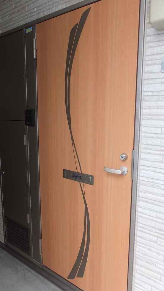 スタイリッシュな玄関ドア。我が家へようこそ！！