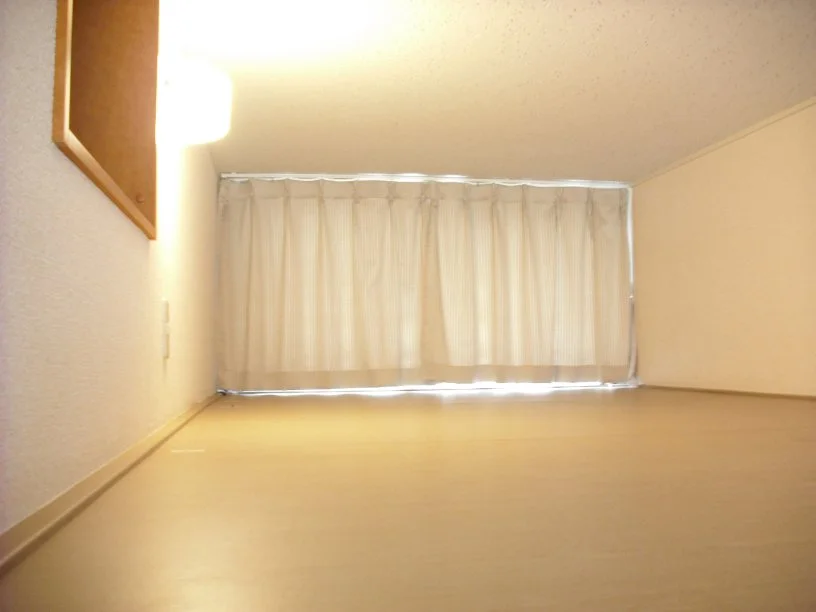 小窓付きの快適なロフト空間♪