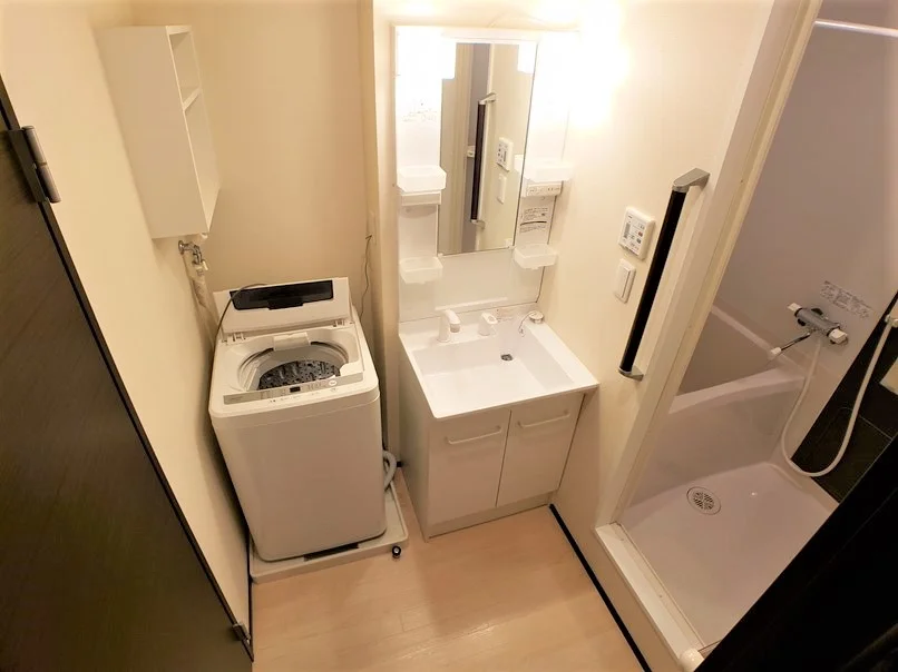 清潔感溢れるスタイリッシュな独立洗面台