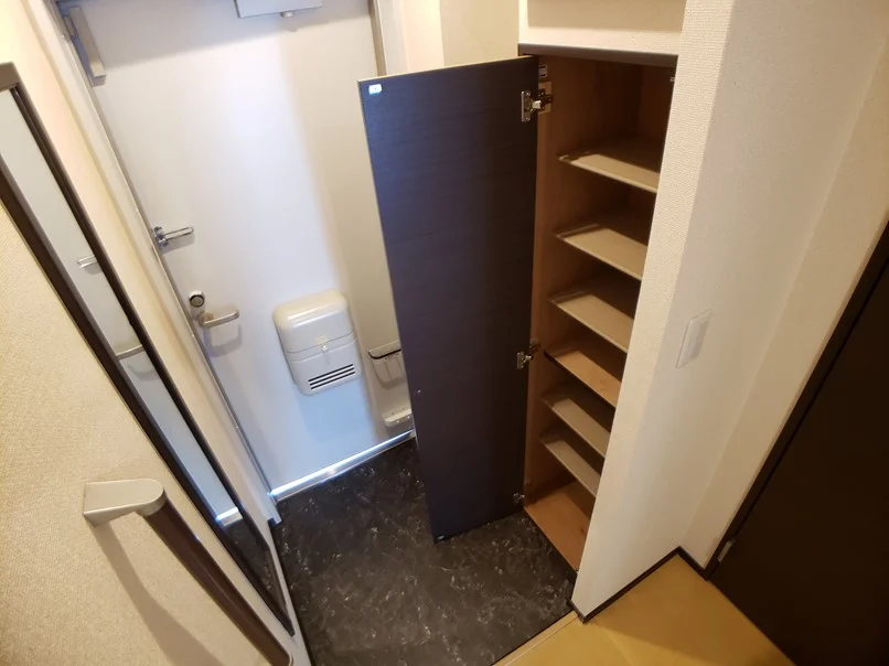 棚の位置を変えられるためブーツ収納も可能