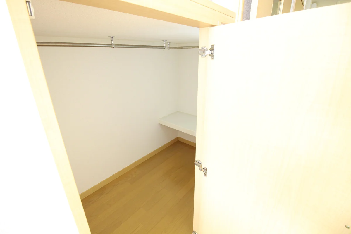 ベッド下のスペースがウォークインクローゼットになっています☆