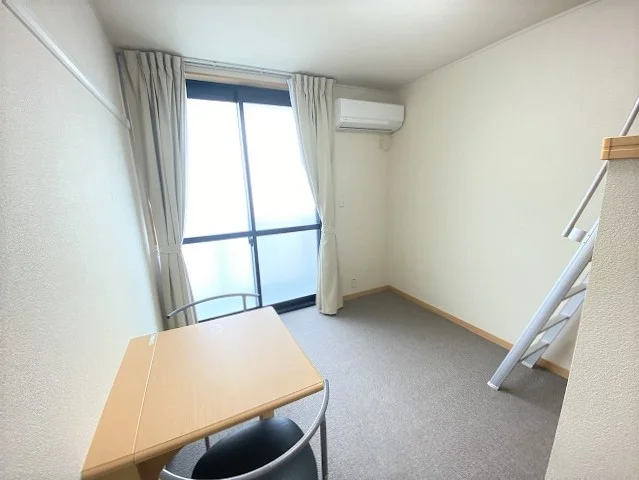 お部屋によって絨毯の色が異なります