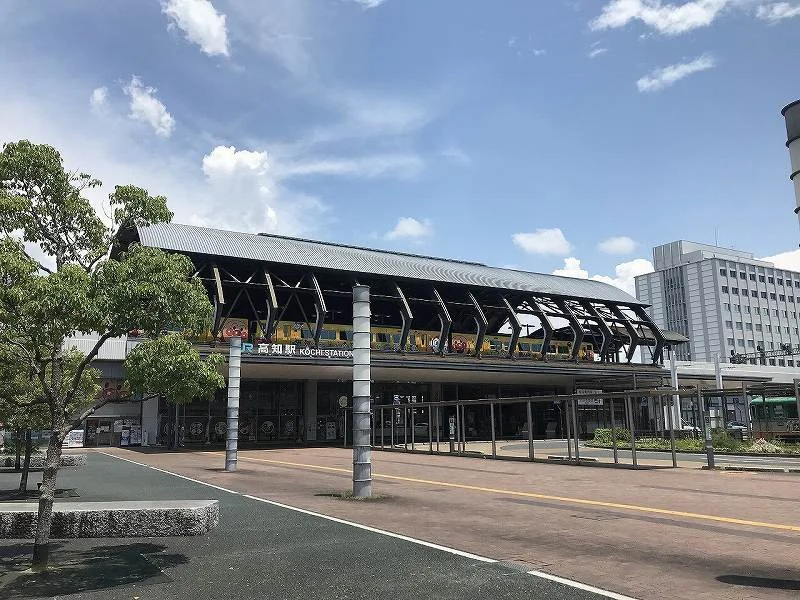 高知駅まで1570メートル（徒歩20分）