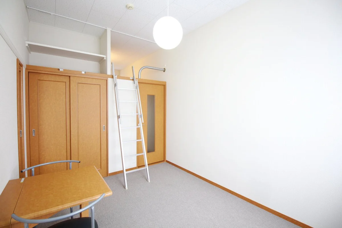 手前の造り付テーブルを折りたためば、さらに広く使えるお部屋♪